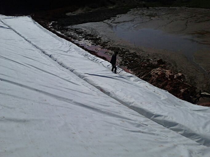 壩坡防浪護坡土工膜施工過程 土工膜價格貴嗎？